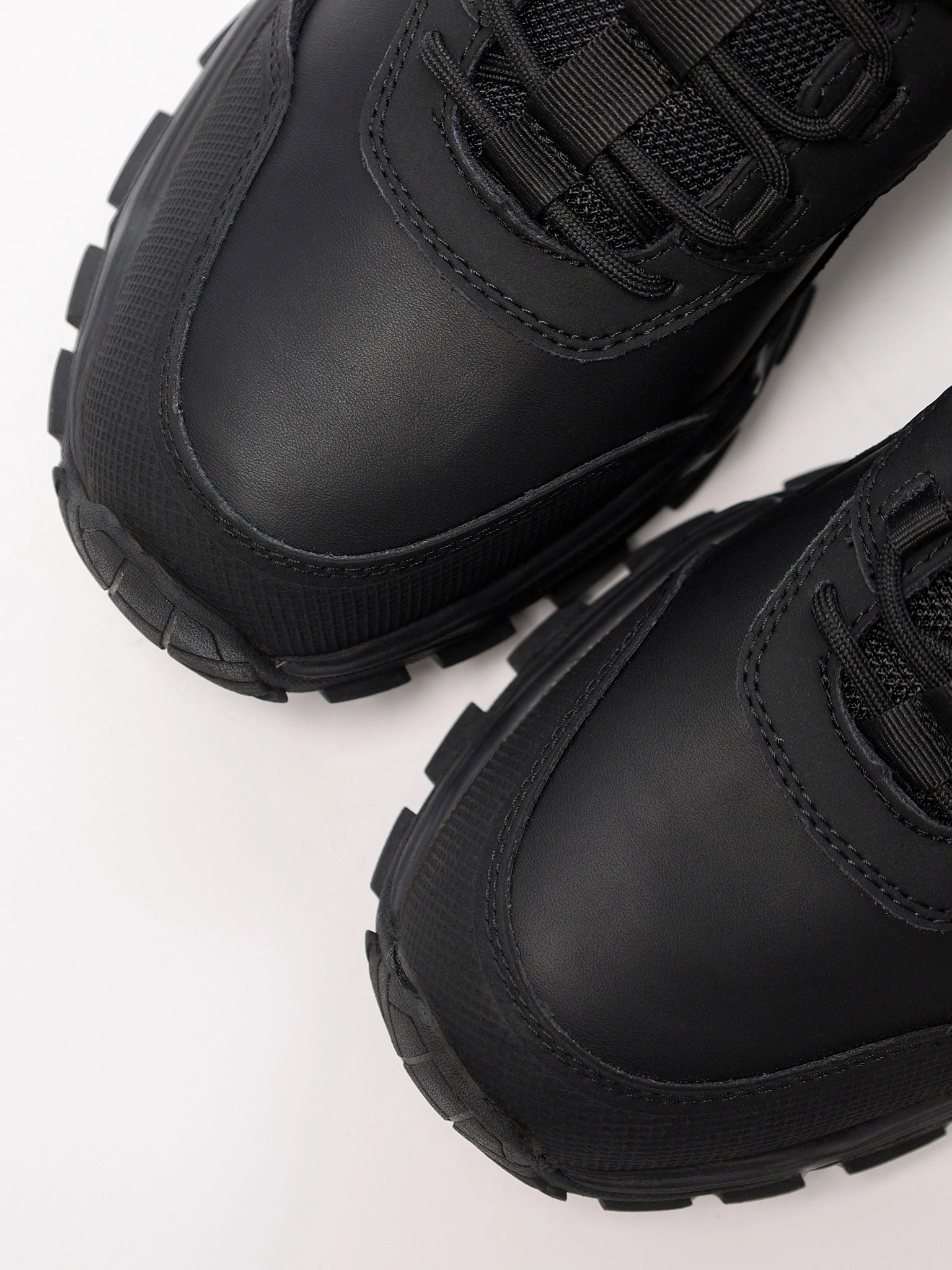 Кроссовки черного цвета комбинированные на средней объемной подошве